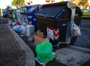 Abbandono rifiuti non ingombranti vicino cassonetti