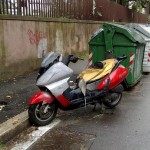 scooter abbandonato in via della Valle dei Fontanili